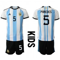 Billiga Argentina Leandro Paredes #5 Barnkläder Hemma fotbollskläder till baby VM 2022 Kortärmad (+ Korta byxor)